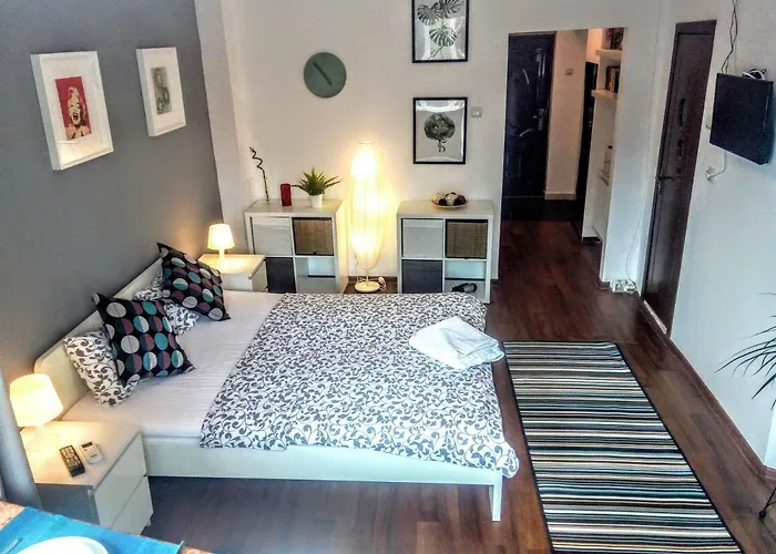 Central Bright Modern Studio