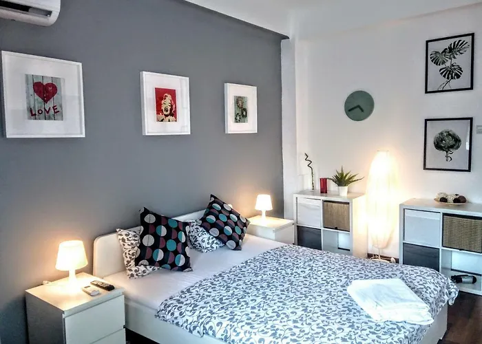 Central Bright Modern Studio